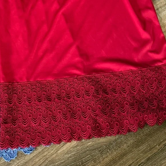 Elegant Red and Blue Lace Trim Skirt Set - Picture 4 of 4